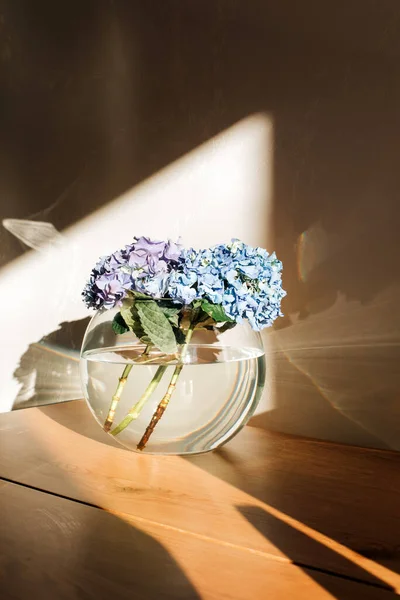 Hortensias Violet Bleu Jaune Dans Vase Rond Verre Sur Une — Photo