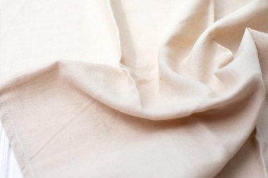 Tasarım için dokulu doğal arka plan. Katlanmış çizgili bej kumaşlar. Üst görünüm