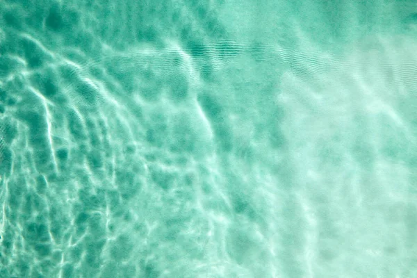 抽象的な自然テクスチャの背景 太陽の反射を持つプール内の水の波 澄んだ青い水 — ストック写真