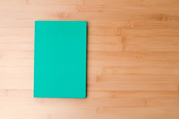 带文具的模板 绿色笔记本在木制的竹子背景上平躺在床上复制空间 — 图库照片