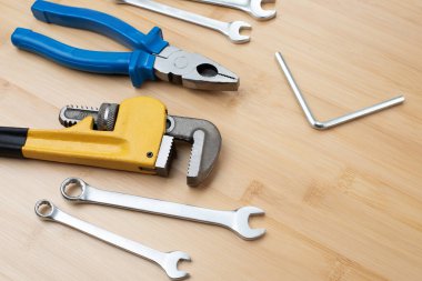 Çalışan aletler, çekiç, kerpeten, tornavida, ayarlanabilir anahtarlar bambudaki tamir için soketler, ahşap arka plan. Düz yatıyordu