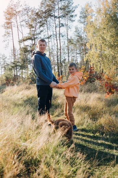 Grattis Pappadagen Pappa Och Son Promenad Skogen Soligt Väder Familjetid — Stockfoto