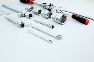 Bir takım çalışma aletleri, bir çekiç, bir tornavida, gri beton arka planda bir cevap için soketler. Ön görünüm