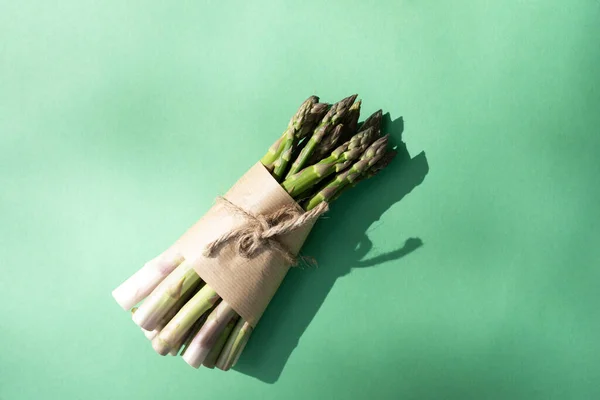Gesunde Ernährung Hintergrund Ein Frischer Spargel Braunes Papier Auf Grünem — Stockfoto