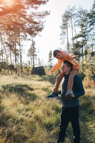Pappa Och Son Promenad Skogen Soligt Väder Familjetid Fadern Bär — Stockfoto