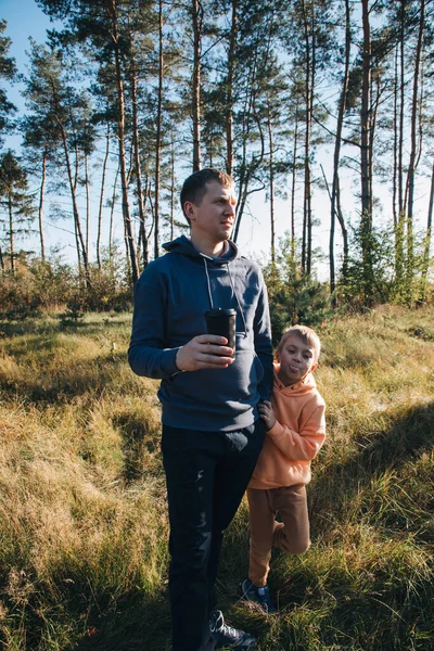 Щасливі Батьки Тато Син Прогулянці Лісі Сонячну Погоду Сімейне Дозвілля — стокове фото