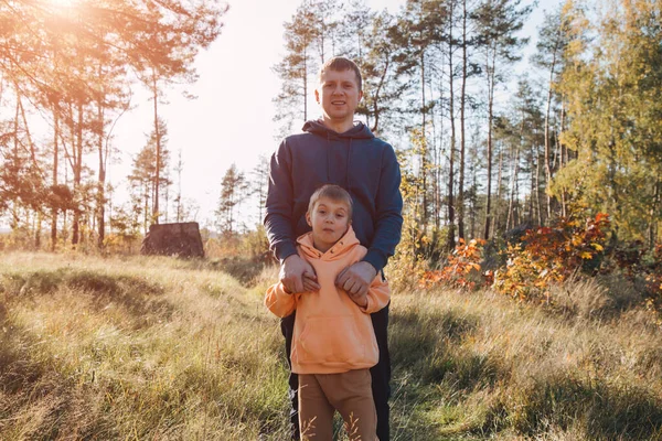 Grattis Pappadagen Pappa Och Son Promenad Skogen Soligt Väder Familjetid — Stockfoto