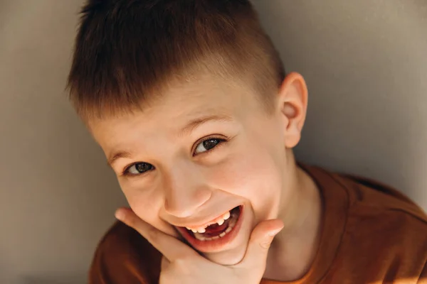 Kluk Školním Věku Ukazuje Zuby Které Rostou Ztrátě Mléčných Zubů — Stock fotografie