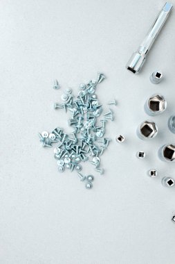 Bir takım çalışma aletleri, bir çekiç, bir tornavida, gri beton arka planda bir cevap için soketler. Üst görünüm