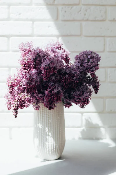 Bouquet Lilas Dans Vase Blanc Sur Fond Blanc Avec Une — Photo