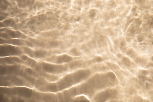 天然质感背景 水波在池中反射阳光 米色背景上有气泡和圆圈的清澈水 — 图库照片