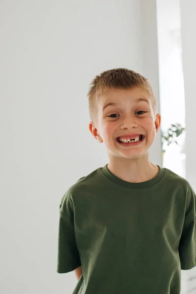 Radostný Chlapec Stojí Zubní Klinice Vycenil Zuby Chlapec Který Přišel — Stock fotografie