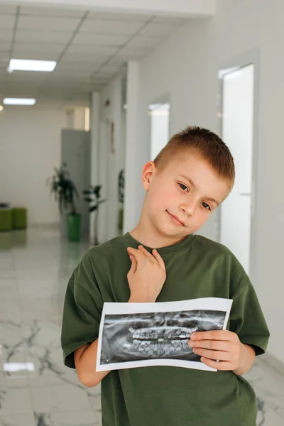 Chlapec Stojí Zubní Klinice Obrázkem Zubů Rukou Portrét Chlapce Rentgenem — Stock fotografie