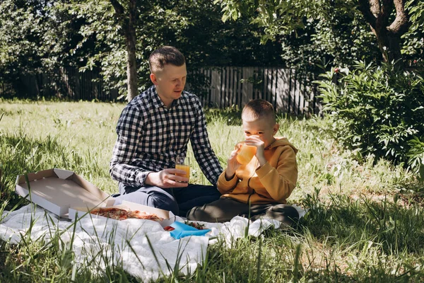Familjepicknick Pappa Och Son Grön Trädgård Soligt Väder Picknick Som — Stockfoto
