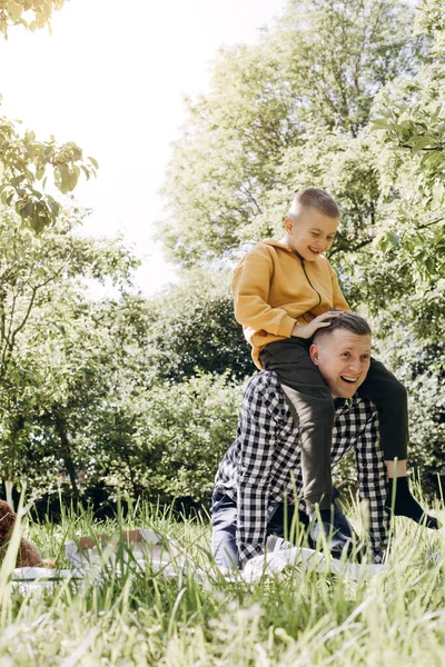 Familienpicknick Vater Und Sohn Einem Grünen Garten Bei Sonnigem Wetter — Stockfoto
