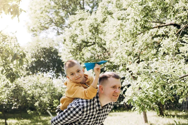 Familienpicknick Vater Und Sohn Einem Grünen Garten Bei Sonnigem Wetter — Stockfoto