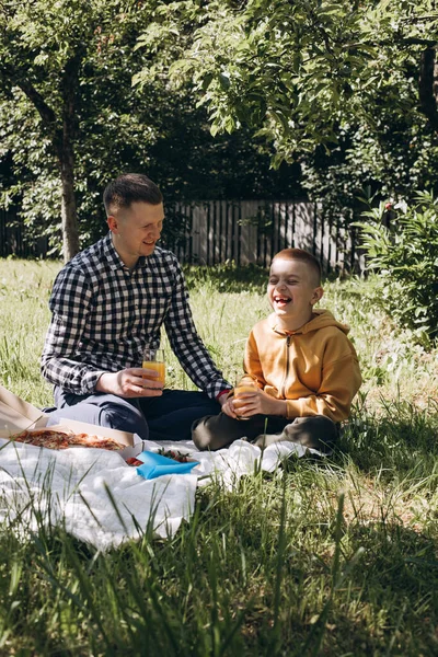 Rodinný Piknik Táta Syn Zelené Zahradě Slunečného Počasí Pikniku Jedli — Stock fotografie