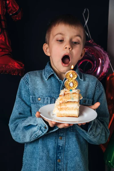 Çocukların Doğum Günü Kutlaması Neşeli Bir Çocuk Bir Parça Kek — Stok fotoğraf