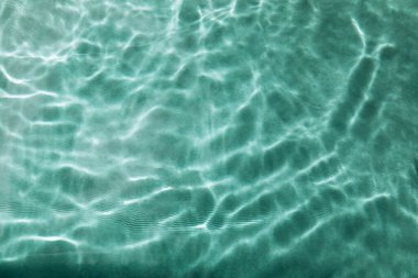 Soyut doğa desenli arka plan, güneş yansımalı su dalgaları, berrak mavi-yeşil su