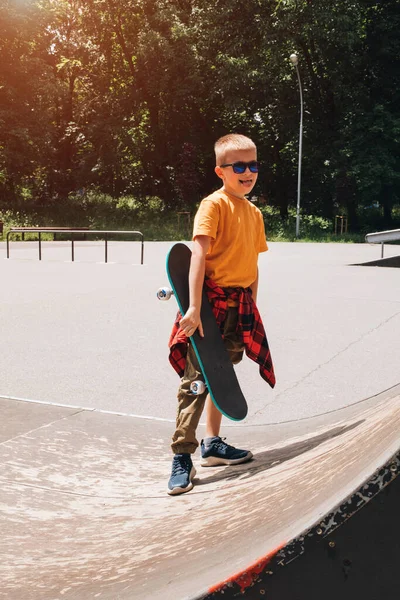Actividades Aire Libre Para Niños Joven Alegre Con Gafas Sol — Foto de Stock