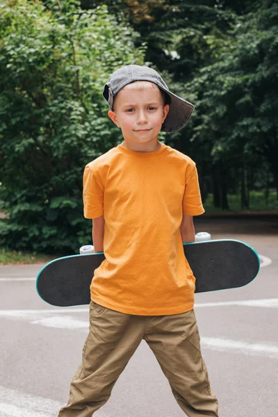 Friluftsliv För Barn Glad Ung Pojke Capcstay Med Skateboard Offentlig — Stockfoto