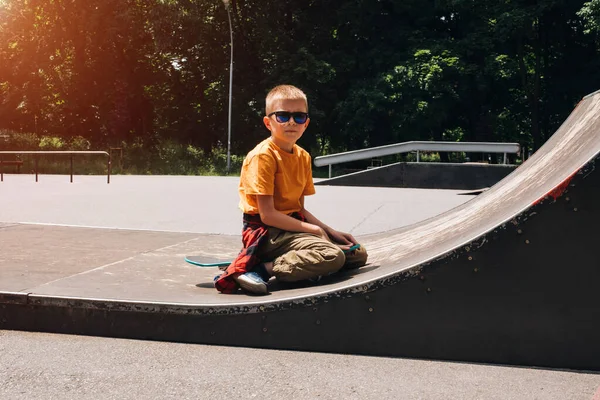 Активний Відпочинок Дітей Веселий Молодий Хлопчик Сонцезахисних Окулярах Сидить Скейтборді — стокове фото