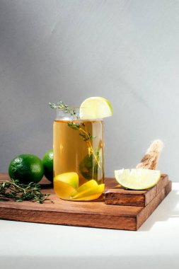 Beton arka planda şeffaf bardaklarda portakallı limon ve limonla iç. Buzlu limonata. Ön görünüm