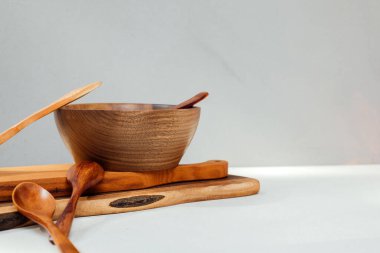 Ahşap mutfak aletleri, tahtalar, tabaklar ve kaşıklar. Ahşaptan yapılmış mutfak gereçleri. Çevre dostu aletler. Ön görünüm