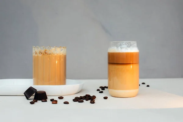 Café Com Leite Cappuccino Latte Com Espuma Uma Xícara Vidro — Fotografia de Stock