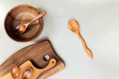 Ahşap mutfak aletleri, tahtalar, tabaklar ve kaşıklar. Ahşaptan yapılmış mutfak gereçleri. Çevre dostu aletler. Üst görünüm