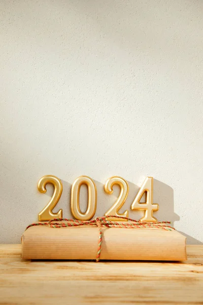Boşluklu selamlama arkaplanı. Mutlu yıllar kartı. Hafif bir arka planda paketlenmiş hediye 2024 'e benziyor. Ön görünüm