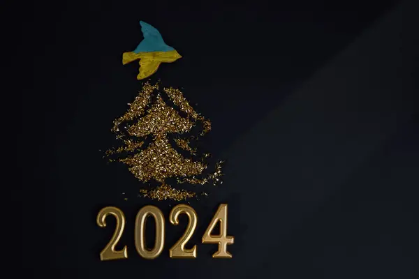 Yeni yıl, Noel geçmişi. Altın mumlar, altın pullu ve dekoratif mavi-sarı kuşlu siyah arka planda 2024 numara. Üst görünüm