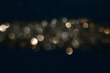 Tasarım için bulanık sarı ışıkların soyut arkaplanı. Işıklar odağımı dağıtıyor. Noel arkaplanı, kopyalama alanı