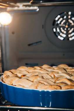 Evde tatlı hazırlıyorum. Fırında elmalı turta pişirmek için. Ön görünüm