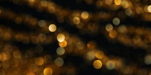 Tasarım için bulanık sarı ışıkların soyut arkaplanı. Işıklar odağımı dağıtıyor. Noel arkaplanı, kopyalama alanı. Web pankartı