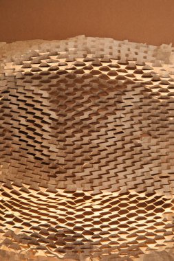 Ekolojik malzemelerin ambalajı. Kahverengi arka planda ambalaj kağıdı. Gezegeni tespit edilemeyen enkazlardan kurtarmak. Üst görünüm