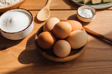 Mutfakta Paskalya keki hazırlama ve dekore etme süreci. Ahşap bir masa üzerindeki ahşap malzemeler.