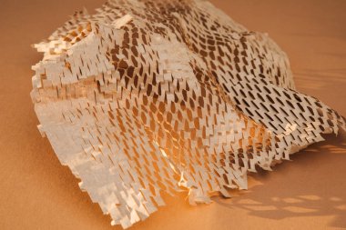 Ekolojik malzemelerin ambalajı. Kahverengi arka planda ambalaj kağıdı. Gezegeni tespit edilemeyen enkazlardan kurtarmak. Üst görünüm