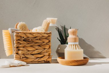 Çevre dostu cihazları ayarlayın. Doğal banyo süngeri ve vücut için fırçası olan bir sabun ve beton arka planda evi temizlemek için. Ön görünüm