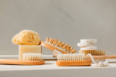 Çevreye dost banyo cihazları kurun. Doğal banyo süngeri olan bir sabun ve beton arka planda vücut masajı için fırça. Ön görünüm