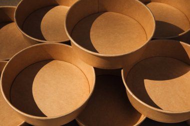 Kağıt kaplar, kahverengi arka planda tabaklar. Çevre dostu, sıfır atık konsepti. Web afişi. Üst görünüm