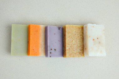 Doğal malzemelerden el yapımı sabun, çeşitli otlar. Sürdürülebilir kullanım kavramı, banyo ürünleri. Üst görünüm