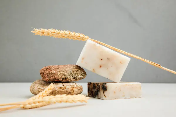 Handgemachte Seife Aus Natürlichen Zutaten Verschiedenen Kräutern Weizen Konzept Der — Stockfoto