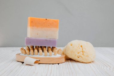 Doğal malzemelerden el yapımı sabun, çeşitli otlar. Sürdürülebilir kullanım kavramı, banyo ürünleri. Ön görünüm