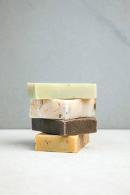 Doğal malzemelerden el yapımı sabun, çeşitli otlar. Sürdürülebilir kullanım kavramı, banyo ürünleri. Ön görünüm