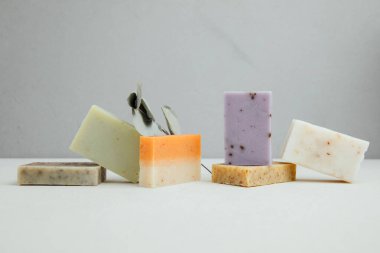 Doğal malzemelerden el yapımı sabun, çeşitli otlar. Sürdürülebilir kullanım kavramı, banyo ürünleri. Ön görünüm