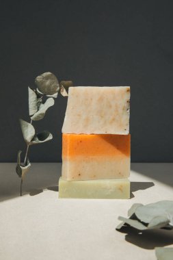 Doğal malzemelerden el yapımı sabun, çeşitli otlar. Sürdürülebilir kullanım kavramı, banyo ürünleri. Ön görünüm