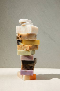 Doğal malzemelerden el yapımı sabun, çeşitli otlar. Sürdürülebilir kullanım kavramı, banyo ürünleri. Ön görünüm