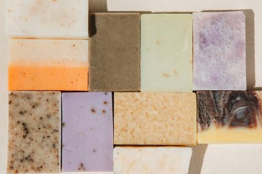 Doğal malzemelerden el yapımı sabun, çeşitli otlar. Sürdürülebilir kullanım kavramı, banyo ürünleri. Üst görünüm