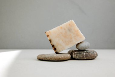 Doğal malzemelerden el yapımı sabun, çeşitli otlar. Sürdürülebilir kullanım kavramı, taşlı banyo ürünleri. Ön görünüm